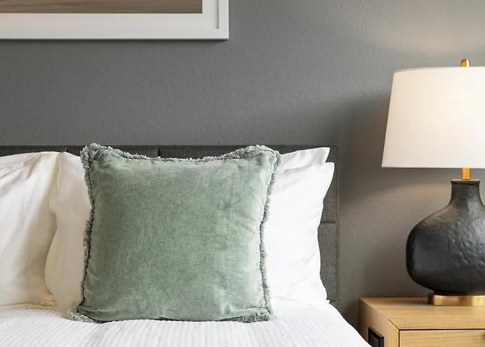Landing Modern With Amazing Amenities *